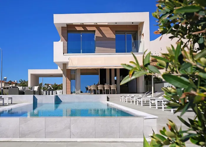 Suncity Spirit - Luxury Beachfront Tatil Evi Aya Napa